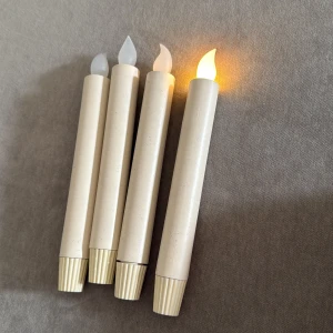4 st LED-ljus med timer –mysigt och praktiskt! - Säljer ett set med 4 st LED-ljus. De ser ut som riktiga stearinljus men är batteridrivna – helt brandsäkra! 🕒 Timerfunktion: Tänds automatiskt samma tid varje dag och släcks efter ca 6 timmar. 🔋 Batteridrivna