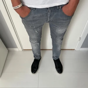 Dondup jeans george - Tja! Säljer nu dessa feta dondups jeansen! Jeansen är i fint skick med orginal slitningar och en fin tvätt på jeansen! Nypris på jeansen är cirka 4000) Vid bilder eller frågor skriv privat!                  Alla slitningar är orginal, finns en slitning som visar hud (är orginal men bra att veta för informationens skull)