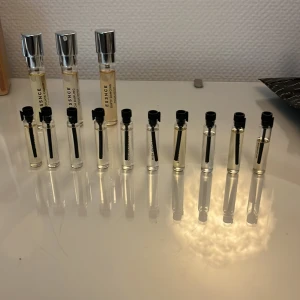 Parfymprover ESSNCE 13-pack - Säljer ett set med 13 parfymprover från ESSNCE, Perfekt för dig som vill testa olika dofter innan du bestämmer dig för en favorit. Jag kan sälja allt i ett kit eller om man bara vill ha någon specifik så går de självklart också bra. De är bara att skriva om ni undrar vilka dofter de är, får inte plats med alla namnen här tyvärr😊de är både 8ml och 2 ml. Priset som står är för alla 12 men ändrar såklart priset beroende på hur många man vill ha