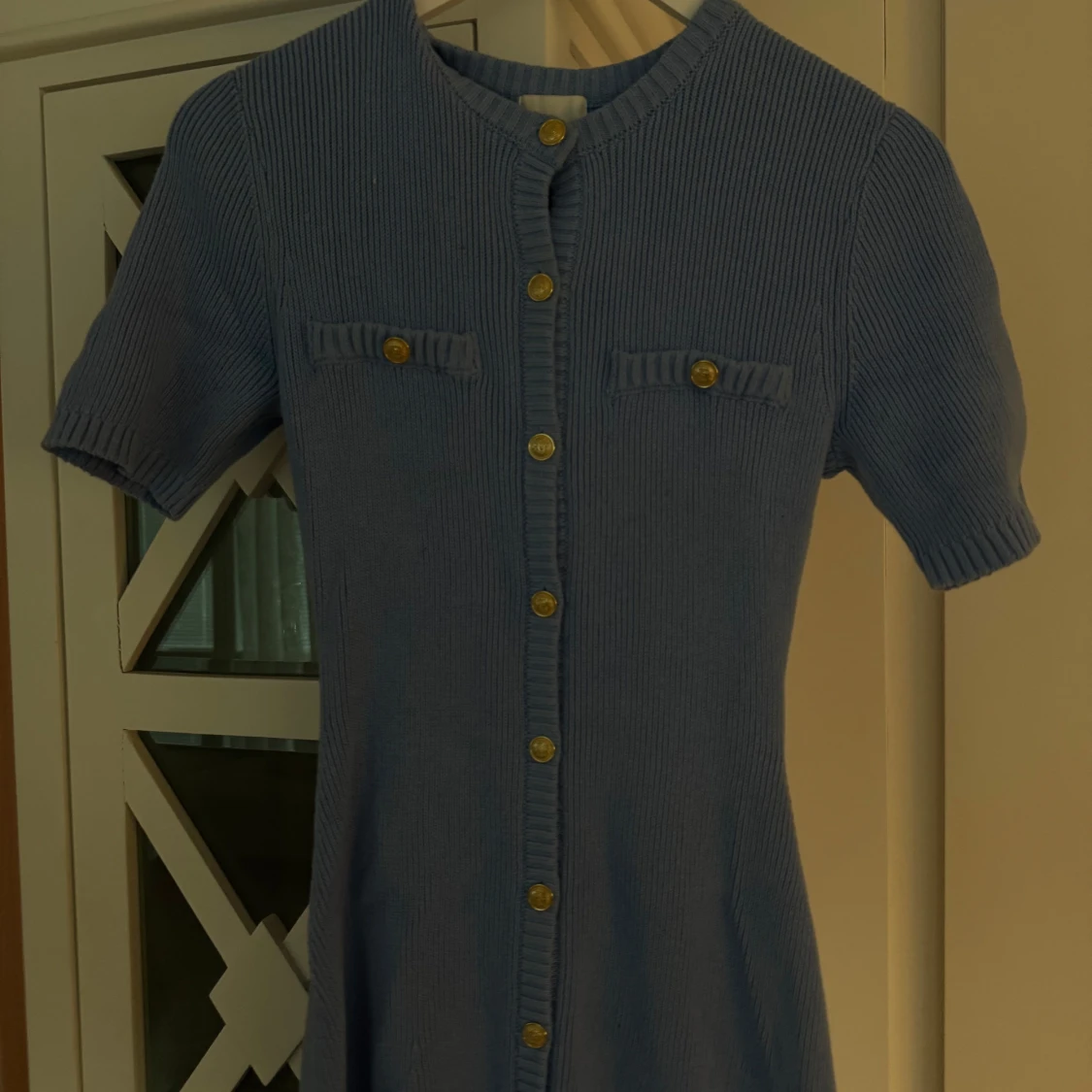 Blå stickad kortklänning med knappar