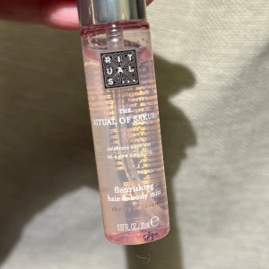 Ny! Rituals The Ritual of Sakura Mist - Helt ny! En söt och fräsch hår- och kroppsmist från Rituals, The Ritual of Sakura. Doft av körsbärsblom, i en smidig genomskinlig rosa plastflaska med silverfärgat spraylock. Perfekt att ta med i väskan, 20 ml.