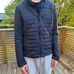 Helly Hansen vårjacka - Snygg jacka som passar till hösten. Nypris ligger på 2000kr. Inga defekter. Endast använd i våras, säljer för att den har blivit för liten. 