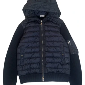 Moncler - Moncler cardigan tricot. Storlek M. Svart! Skick 9/10 felfri, pris 4790kr finns att köpa på våran hemsida, Fashionels.com