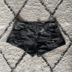 Lågmidjade jeans shorts  - Super coola jeans shorts säljer då de inte kommer till användning 💕