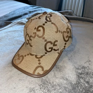 Gucci jumbo keps beige - Använd några gånger fast det syns inte så mycket skriv om ni har frågor 