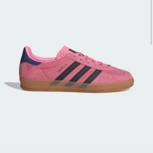 Adidas Gazelle rosa sneakers 39 1/3 - Säljer ett par Adidas Gazelle sneakers. Bra skick! Pris kan diskuteras vid snabb affär