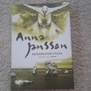 Främmande fågel - En spännande roman där fågelinfluensan slår till på Gotland. Sjuksköterskan Sandra och kriminalinspektör Maria Wern dras in i en intensiv jakt på sanningen, där rädsla, kärlek och mod ställs på sin spets. Perfekt för dig som gillar nervkittlande berättelser!
