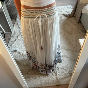 Zara långkjol  - Säljer denna supersommriga långkjol från Zara💕Köpte den för 600kr i Pris💕Man kan dra åt bandet i midjan (jag har gjort det och det är därför som midjan ser lite ”sned” ut BILD 3) Lite lösa trådar längst ned (bild 4) men inget man tänker på! Bara att skriva vid frågor💕💕