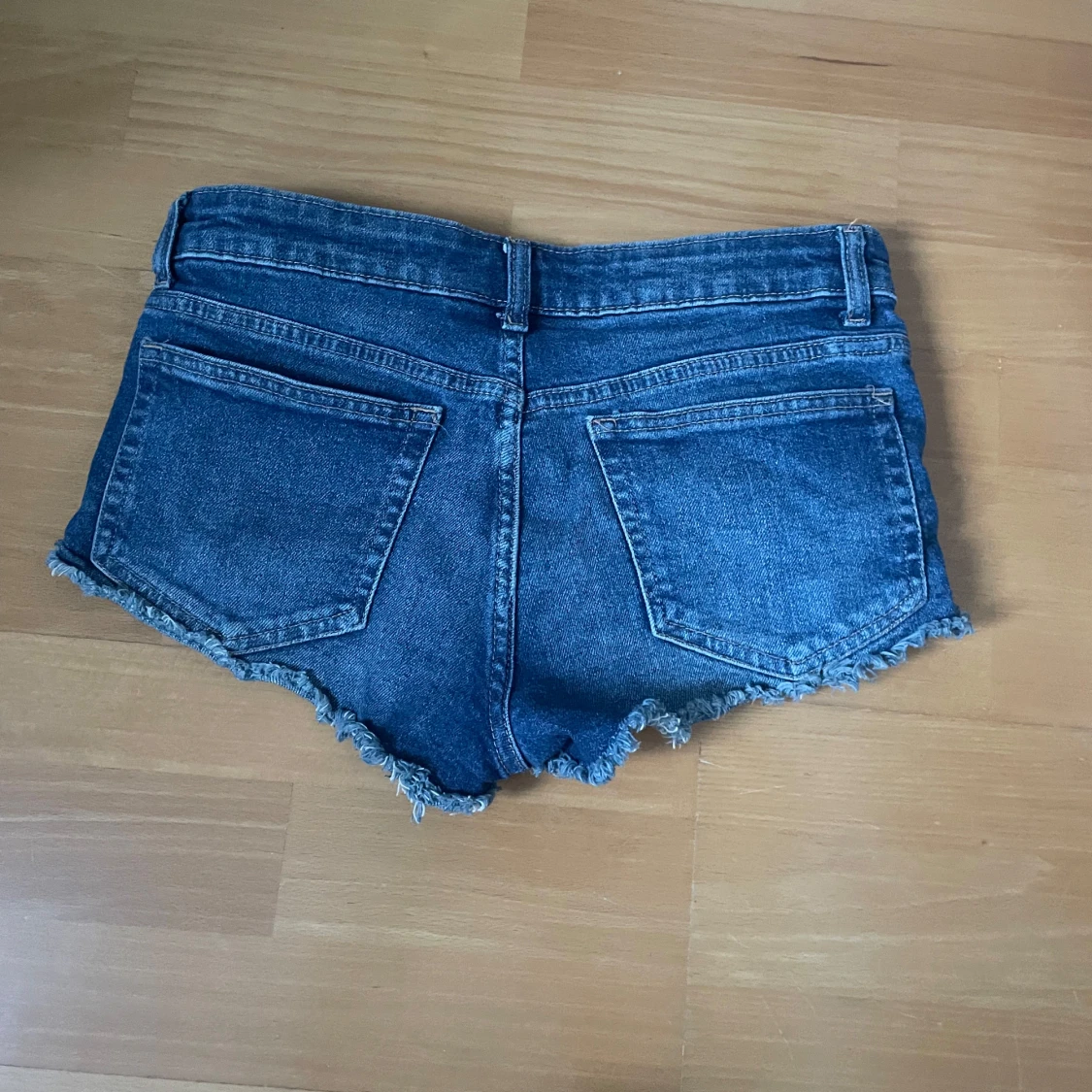 Blå jeansshorts med fransig kant - 2