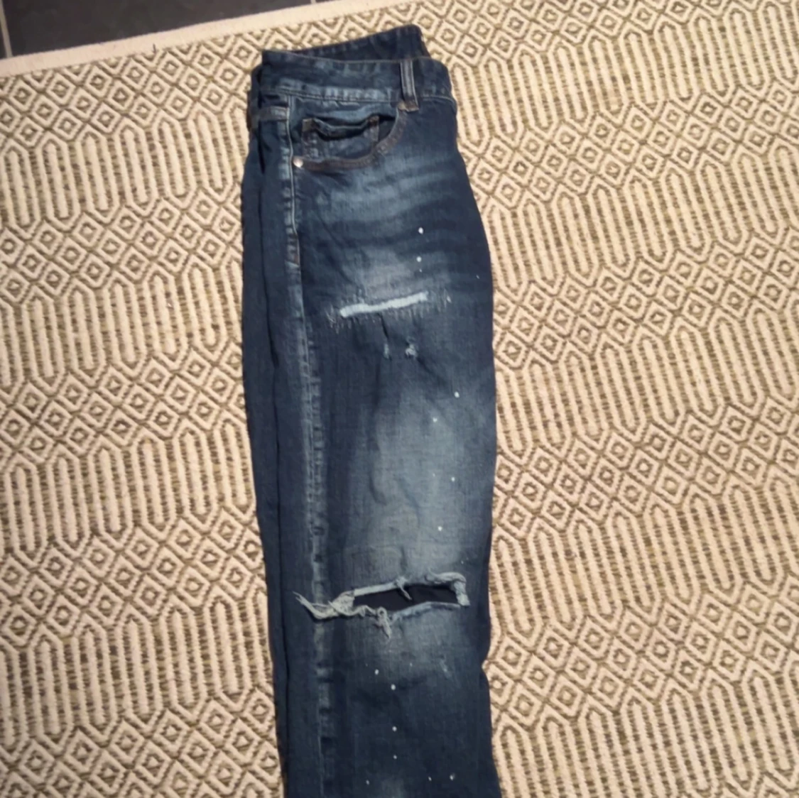 Blå slitna jeans med hål från supply and demand  - 2