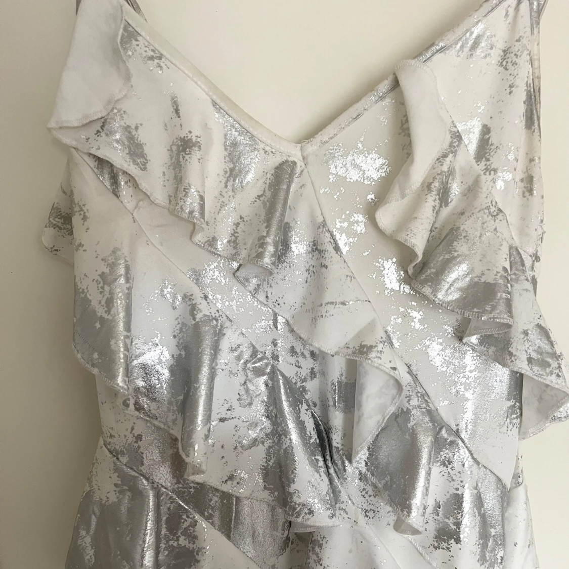 Glittrig silvervit volangklänning - 2