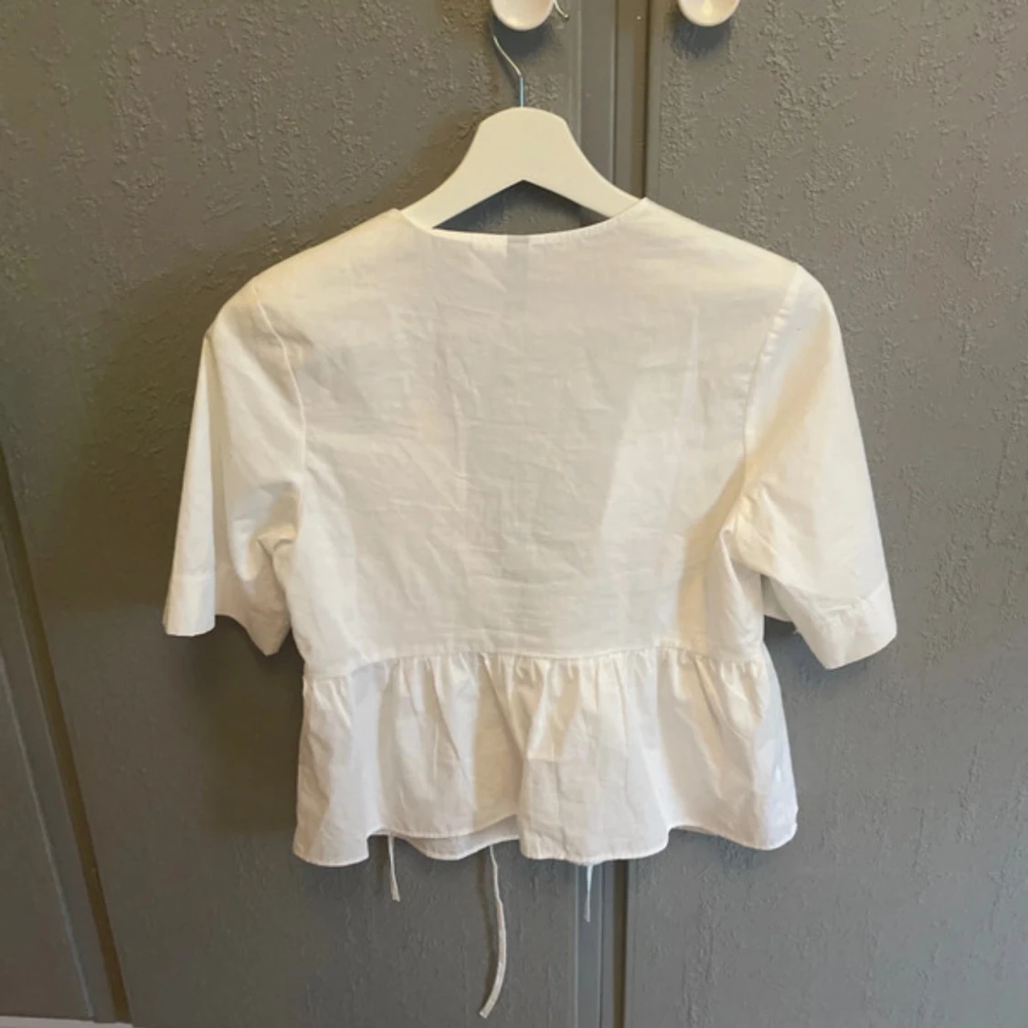 Vit blus med knyt från H&M Divided - 1