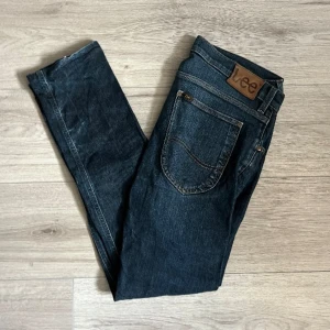 Lee jeans - Snygga lee jeans i storlek 30/32, det är sydda i skrevet pga att dem hade gått sönder, därav priset. (kolla alla bilder)