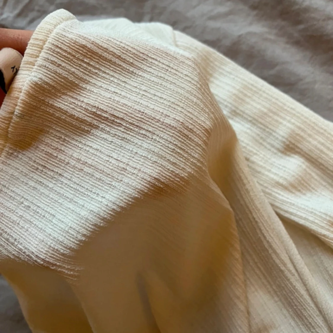 Ljusribbad långärmad topp - 1