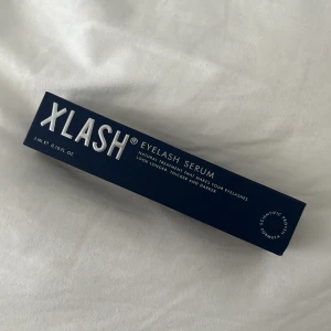 Xlash Eyelash Serum 3ml - Xlash Eyelash Serum i snygg mörkblå tub, 3 ml. Perfekt för dig som vill boosta fransarna och få dem att se längre, fylligare och mörkare ut. Kommer i originalförpackning med silverdetaljer. Enkel att applicera och passar alla fransar.