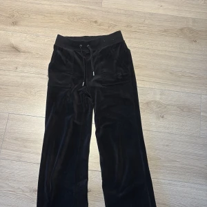 Svarta  Juicy Couture XXS - Svarta velourbyxor från Juicy Couture i storlek XXS. 