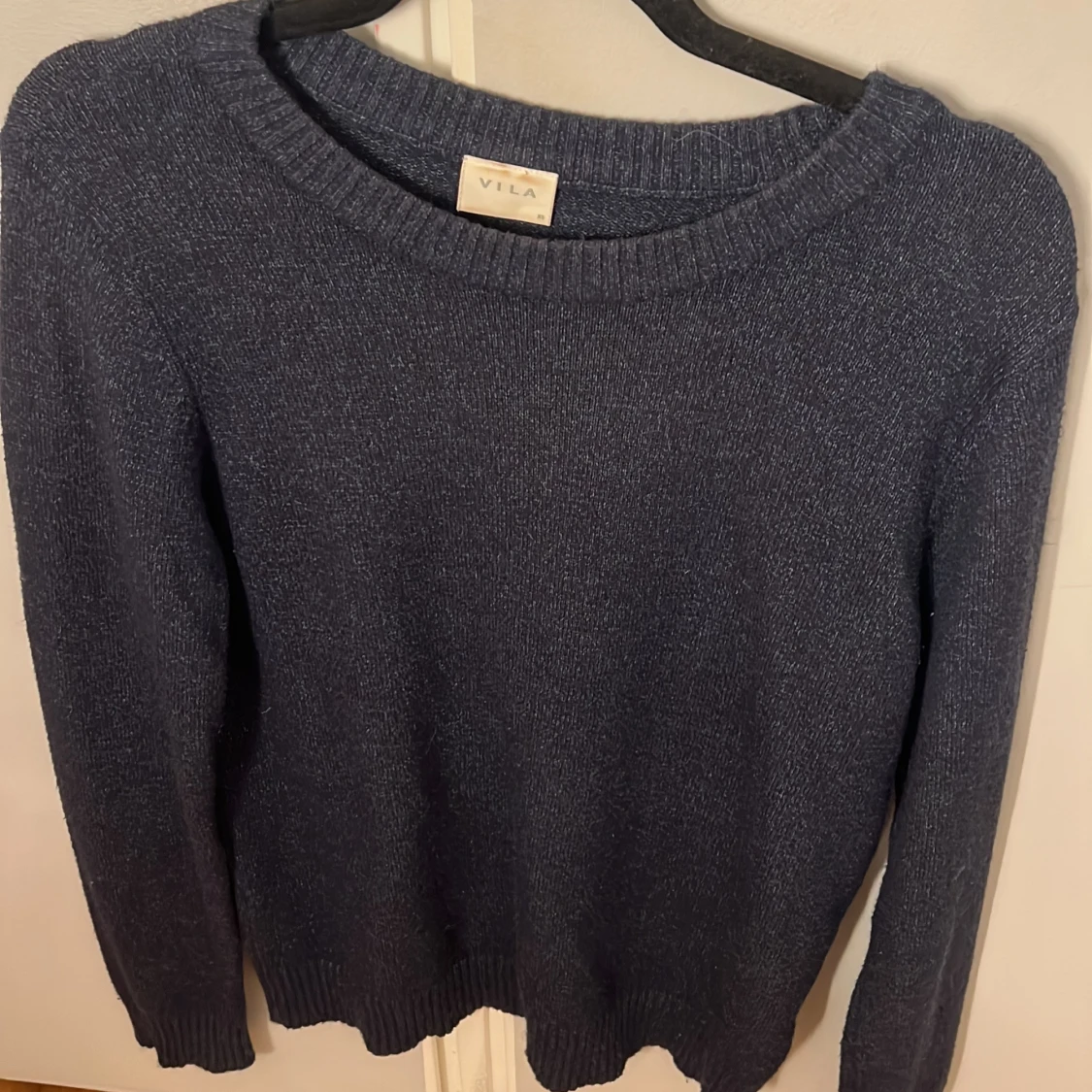 Mörkblå stickad tröja från Vila - 2