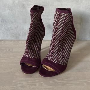 Vinröda stövletter med randigt mönster från Gianvito Rossi.  - Unika vinröda stövletter med höga klackar och öppen tå. Skorna har ett coolt diagonalt randigt mönster i vinrött och beige, samt snörningsdetaljer framtill. Tillverkade i textil med stretchig känsla och plattformfri sula.