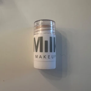Milk Makeup Matte Bronzer Stick Dazed - Säljer en Milk Makeup Matte Bronzer Stick i nyansen Dazed. Kommer i en smidig vit plastförpackning med genomskinligt lock. Perfekt för att skapa en solkysst look med matt finish. Enkel att applicera direkt på huden tack vare stickformatet.