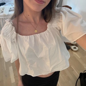 Vit blus med puffärmar - Superfin vit blus med puffärmar. Använd några gånger men är i bra skick