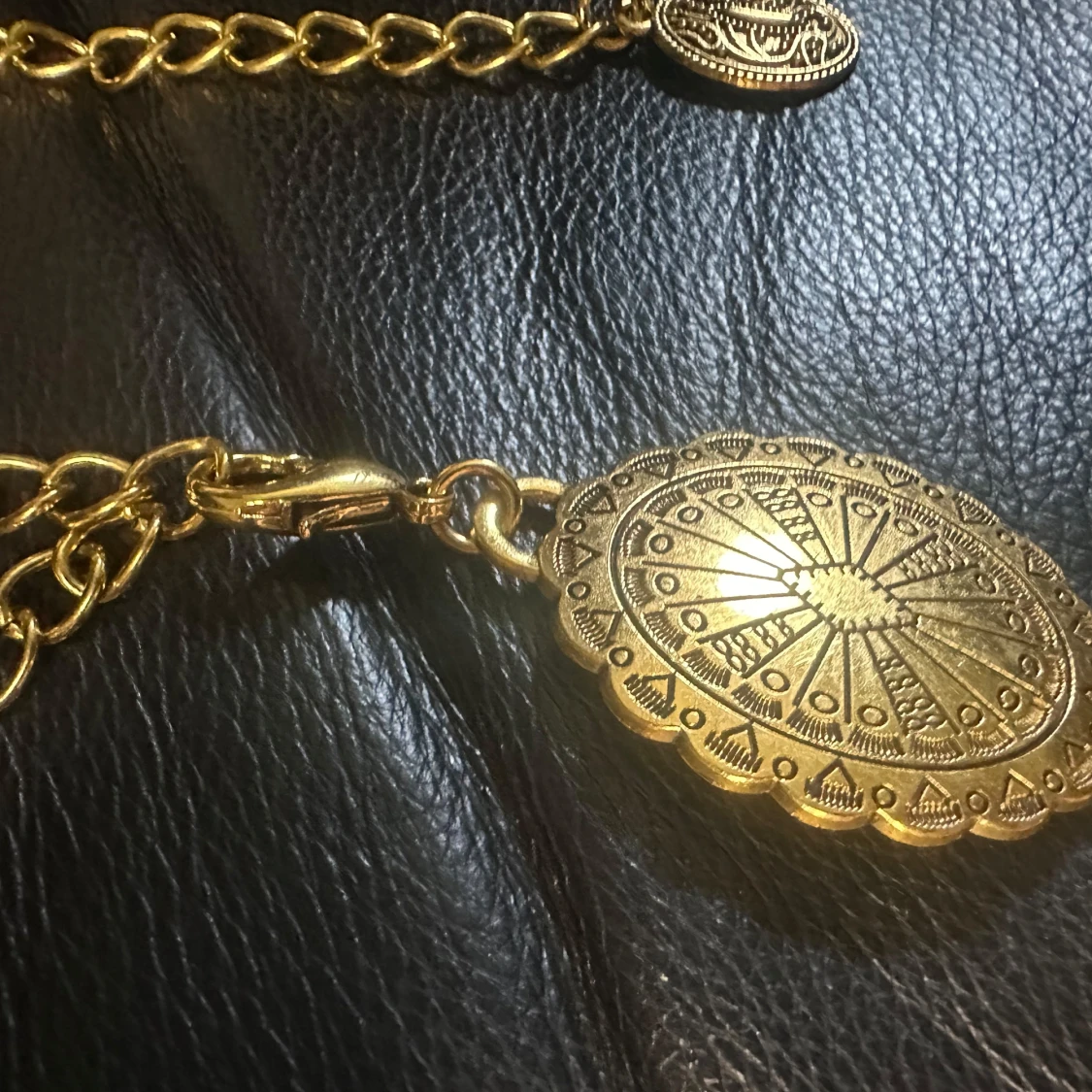 Westerninspirerat guldfärgat bälte med medaljongdetaljer – boho & retro - 3