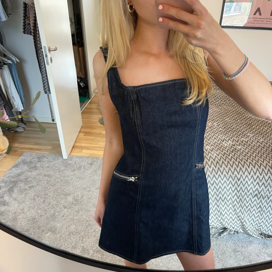 Mörk jeansklänning med dragkedjor - 1