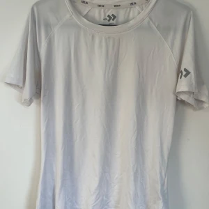 3-pack likadana träningströjor i färgerna vit, beige och svart - Tre styckna träningströjor från lager 157 alla är i storlek s och nästan aldrig använda. Alla har en märkning på axeln på ena sidan som är jätte snygg och gör tröjan stilren. Dom är i färgerna vit, svart och beige/brun och är perfekt till träning.