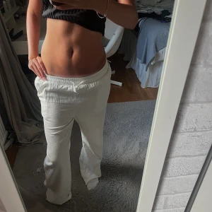 vita linnebyxor - säljer vita linnebyxor från lindex💌dom är i sjukt bra skick och endast använda fåtal gånger❣️