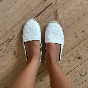 Espadriolls vita - Jättefina skor i storlek 38💓