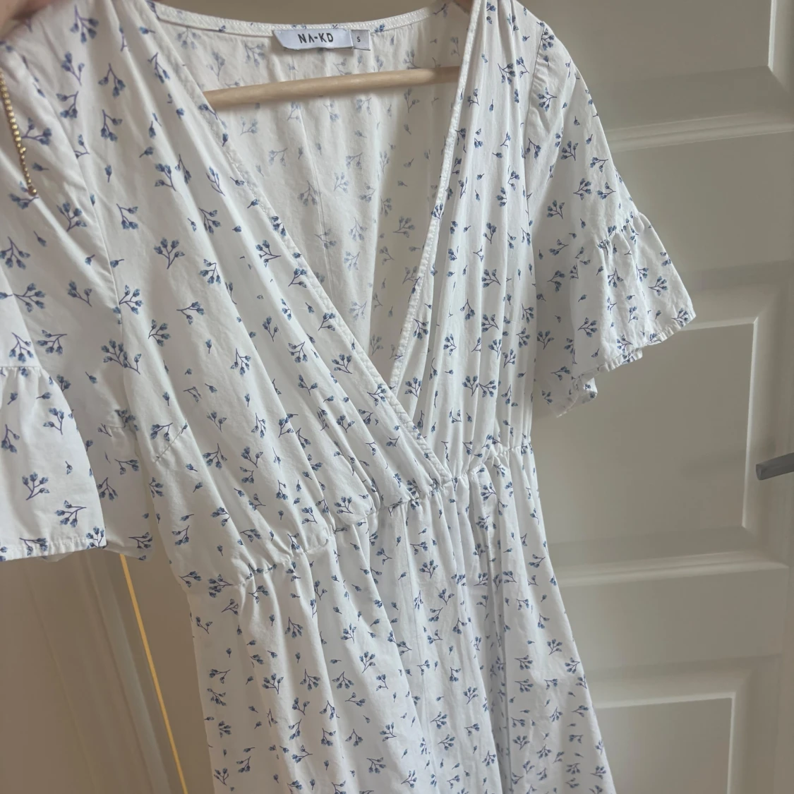 Vit blommig omlottklänning från NA-KD - 1