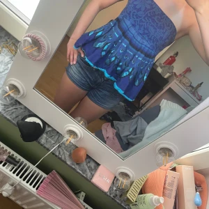 Blå bandeau tubtopp med mönster - Säljer denna jättesöta och unik Tube top, jag garcingen aning om hur många gånger den är andvänd då jag har ärft den, men den är i jättefint skick. Skulle säga att den sitter som S då jag inte fattar storleken på den❤️