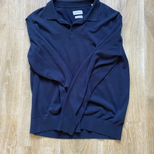 Mörkblå pikétröja These Glory Days XL - Snygg mörkblå pikétröja från These Glory Days i storlek XL men sitter som L.  Passar till allt .Knappt använd och är i väldigt bra skick. Skriv vid fler funderingar 🙌