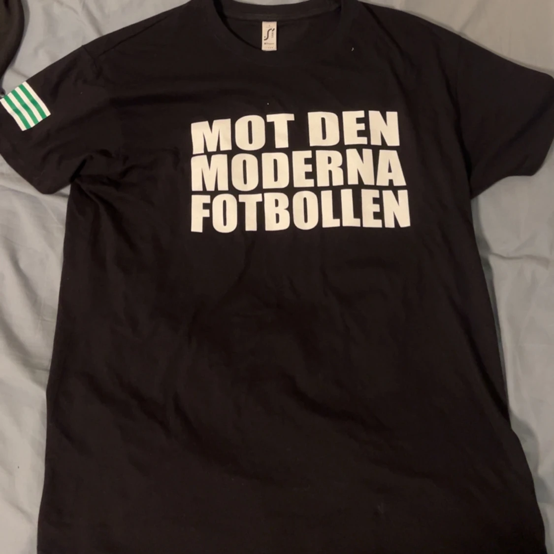 Svart t-shirt Mot Den Moderna Fotbollen