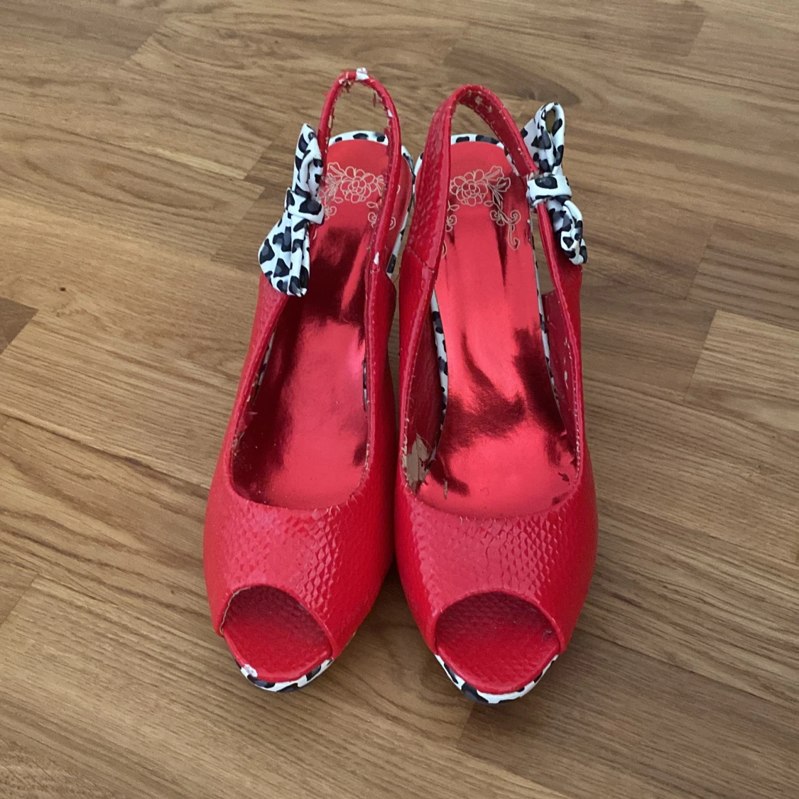 Röda klackar med leopardrosett - 1