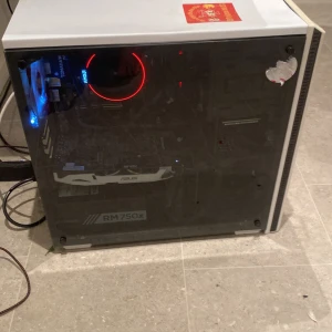 Tjena jag säljer min dator skärm och stol bra pris!!! - Bilderna visar en gamingdator, en bred skärm från AOC och en bekväm gamingstol. Perfekt setup för dig som älskar gaming, streaming eller att jobba hemifrån. Datorn har glasfönster och RGB-fläktar, och skärmen är ultrabred för maximal spelupplevelse. Snygg och modern design som passar i alla ungdomsrum.