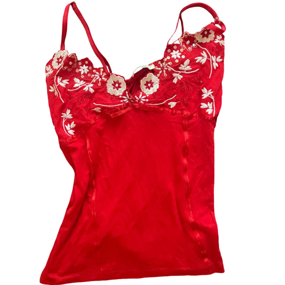 Röd broderad linnetopp med spets