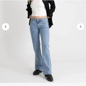 Bootcut ljusblå jeans från Wrangler - Säljer ett par snygga ljusblå bootcut jeans från Abrand. Jeansen har låg midja, klassiska fem fickor och en liten Abrand-logga på bakfickan. Tillverkade i robust denim med raka ben som går ut i en lätt utsvängd bootcut. OANVÄNDA 