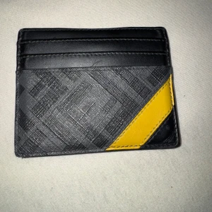Fendi korthållare äkta - Hej säljer nu min fendi korthållare som jag haft ett litet tag, knappt använd. Pris går att diskutera. Tveka inte på att höra av dig om du har några funderingar:) Mvh Adam
