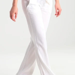 Vita linnebyxor Roxy - Vita linnebyxor från Roxy, inga defekter. De är upplagda och passar bra på mig som är 160. Nypris 600