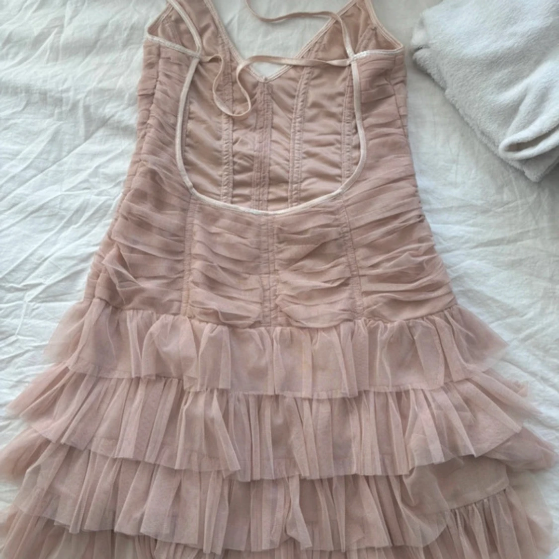 Champagnefärgad volangklänning - 2