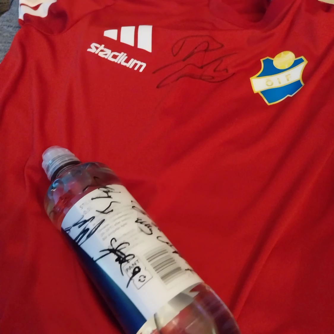 Signerad Röd ÖIF fotbollströja och en signerad MFF vattenflaska av taha Ali. Läs beskrivning  - 2