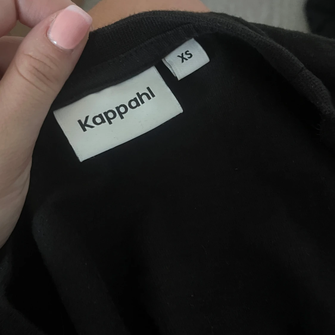 Svart utsvängd t-shirt från Kappahl - 4