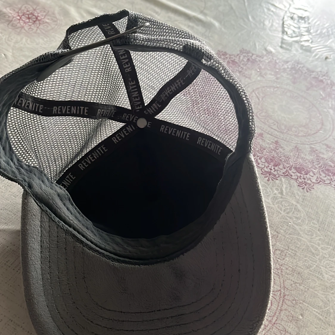 Grå keps från Revenite med mesh - 1