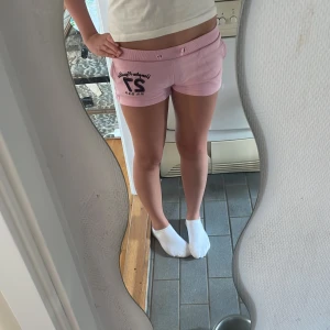 Lågmidjade shorts - Säljer dessa supersnygga ljusrosa shorts! Storleken är 146/152 men skulle säga att de sitter som Xs. Kontakta vid frågor eller funderingar!✨