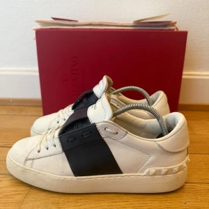 Valentino open sneakers - Säljer nu dessa fina valentino open skor | Storlek 37 | Mörkblå rand | Super fint skick | Kommer med box,dustbag,valentino kort och kvitto | Hör gärna av er vid frågor eller funderingar 