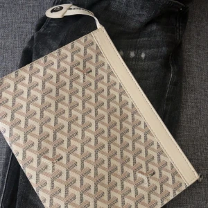 Handväska - Nästan helt ny. Priset kan diskuteras 