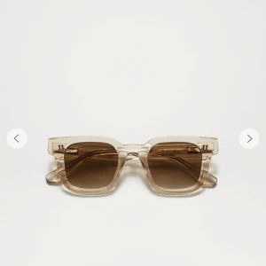 Beige CHIMI solglasögon fyrkantig modell - Snygga solglasögon från CHIMI i modellen 04 ECRU. De har transparent beige båge med fyrkantig form och bruna tonade glas. Säljs med originalfodral, chimipåse och putsduk. Väldigt fint skick som nya! säljs de jag inte använder dem