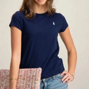 Mörkblå t-shirt från Polo Ralph Lauren - NYPRIS: 595kr. Klassisk mörkblå t-shirt från Polo Ralph Lauren med vit broderad logga på bröstet. T-shirten har rund halsringning och korta ärmar. Använd få antal gånger. Tillverkad i mjuk bomull som känns skön mot huden. Perfekt till jeans eller shorts för en clean och stilren look. ‼️Kunden står för frakten‼️