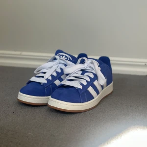 Adidas Campus  - Säljer mina Adidas Campus som är nästan helt nya! Använt dem 10 minuter tills jag insåg att de faktiskt var lite för stora. Så i princip nya! Medföljer originalkartong och extra blå snören. Skorna är impregnerade! 