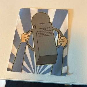 MFF - Svenska Mästare 2023 (Stickerbok) - En samling coola klistermärken för dig som älskar Malmö FF! Perfekt för att visa ditt stöd, med motiv som hyllar klubbens segrar och ikoniska supporteruttryck. Gör din laptop, mobil eller väska extra blå och vit!